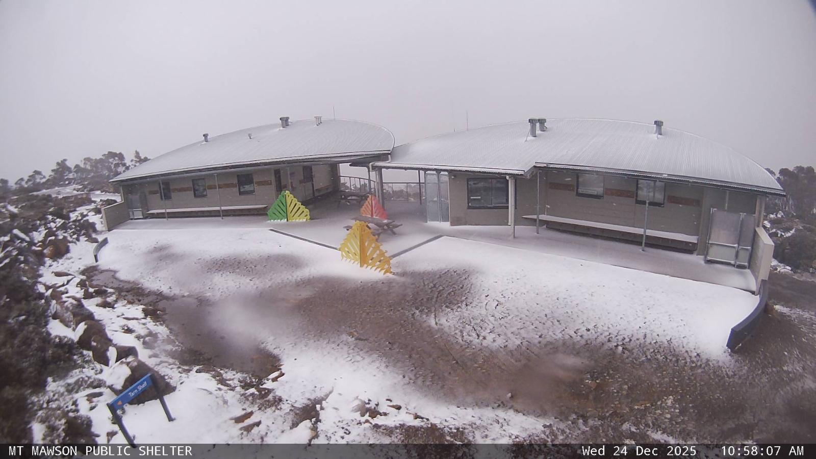 Webcam Mount Mawson: Public shelter