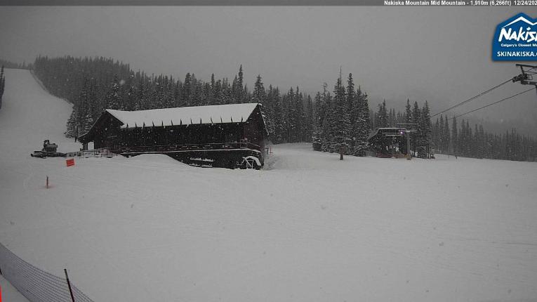Webcam Nakiska: Mid Mountaind Lodge