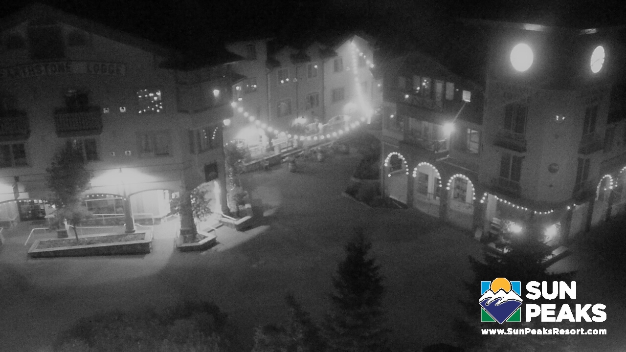 Webcam Sun Peaks: Village Clock Tower