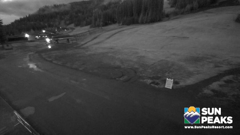 Webcam Sun Peaks: Village Day Lodge Slopeside