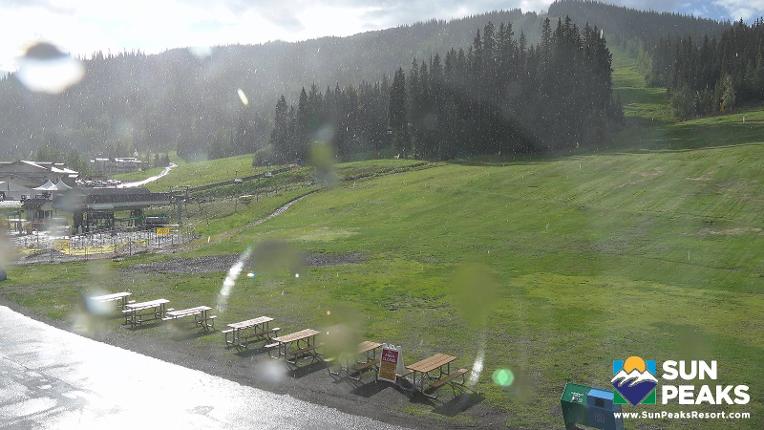 Webcam Sun Peaks: Village Day Lodge Slopeside