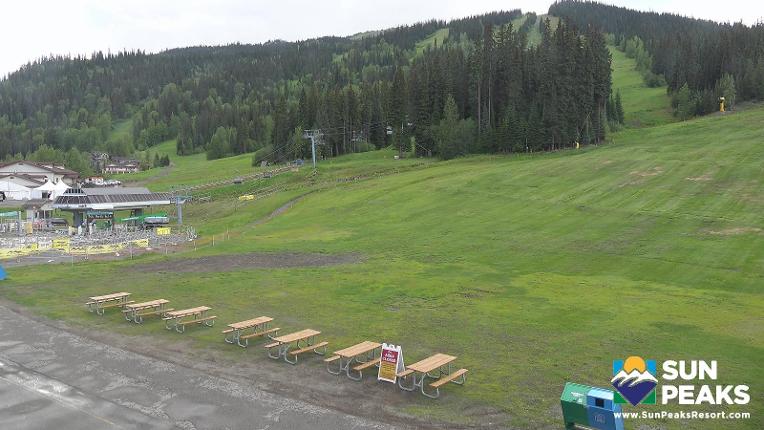 Webcam Sun Peaks: Village Day Lodge Slopeside