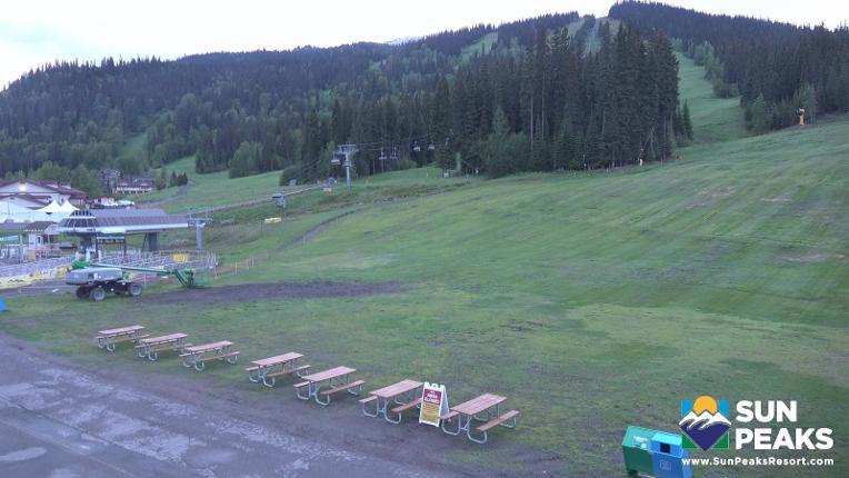 Webcam Sun Peaks: Village Day Lodge Slopeside