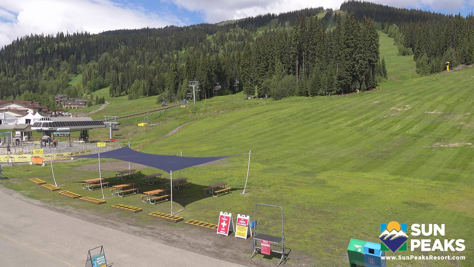 Webcam Sun Peaks: Village Day Lodge Slopeside