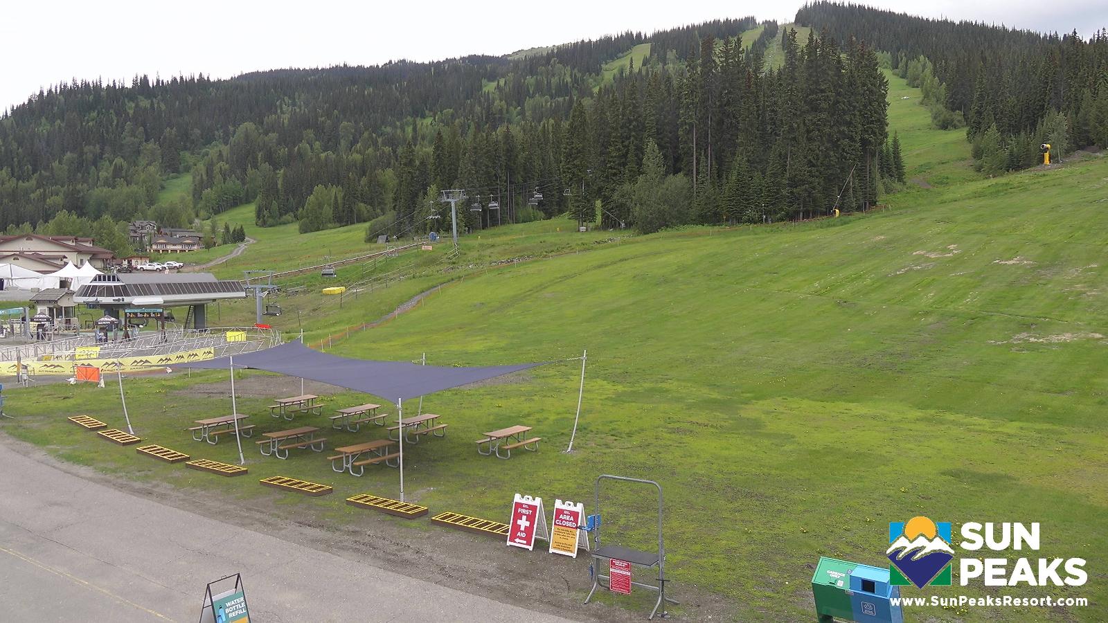 Webcam Sun Peaks: Village Day Lodge Slopeside