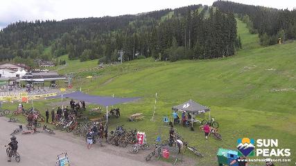 Sun Peaks: Village Day Lodge Slopeside (sunpeaksresort.com)