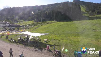 Sun Peaks: Village Day Lodge Slopeside (sunpeaksresort.com)