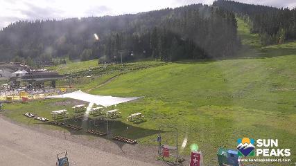 Sun Peaks: Village Day Lodge Slopeside (sunpeaksresort.com)