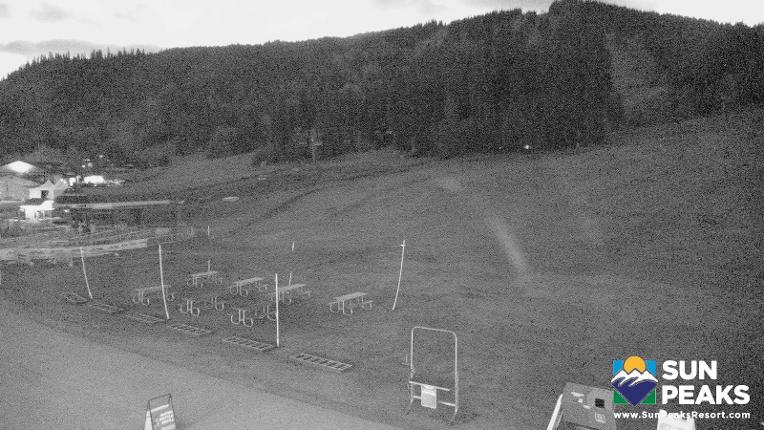 Webcam Sun Peaks: Village Day Lodge Slopeside