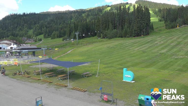 Webcam Sun Peaks: Village Day Lodge Slopeside
