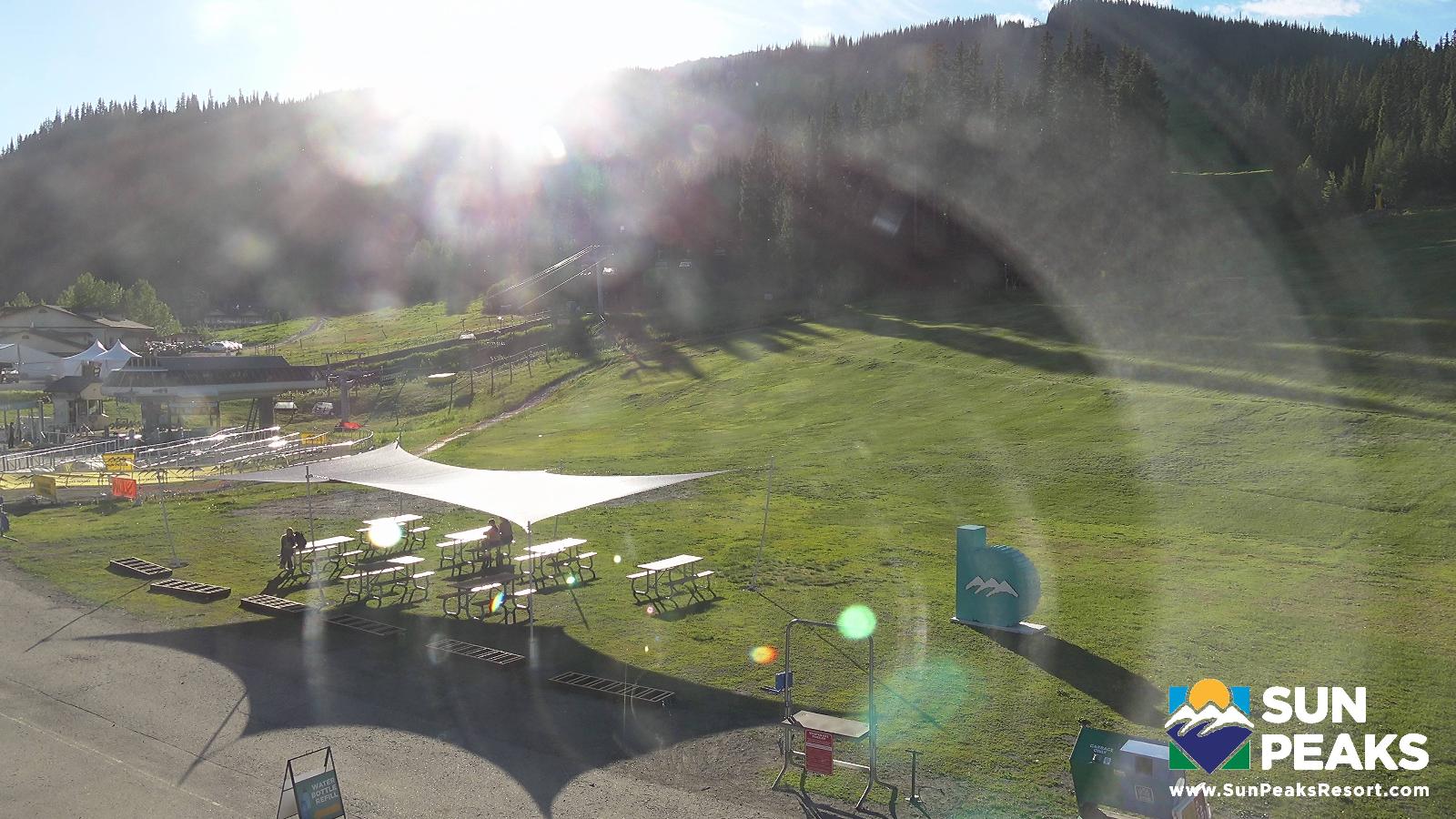 Webcam Sun Peaks: Village Day Lodge Slopeside