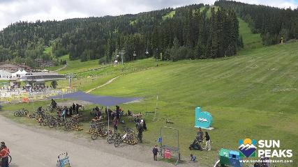 Sun Peaks: Village Day Lodge Slopeside (sunpeaksresort.com)