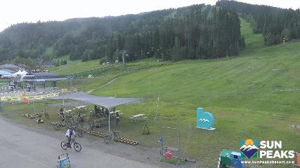 Sun Peaks: Village Day Lodge Slopeside (sunpeaksresort.com)