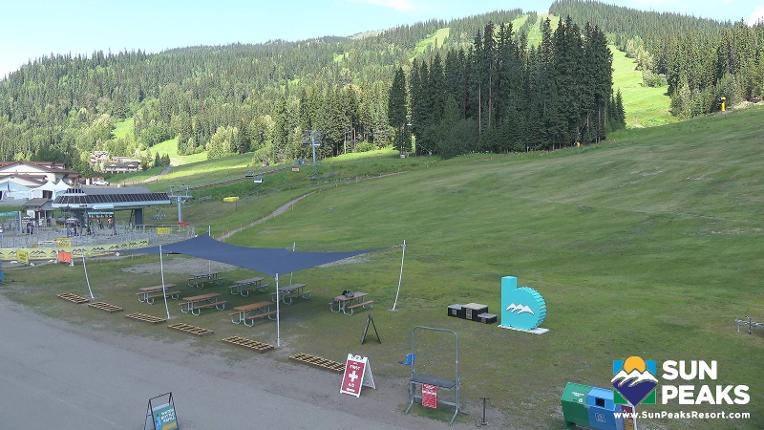 Webcam Sun Peaks: Village Day Lodge Slopeside