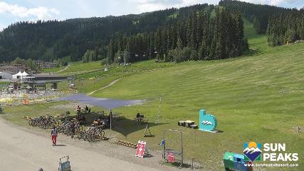 Sun Peaks: Village Day Lodge Slopeside (sunpeaksresort.com)