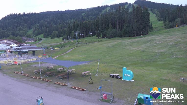 Webcam Sun Peaks: Village Day Lodge Slopeside