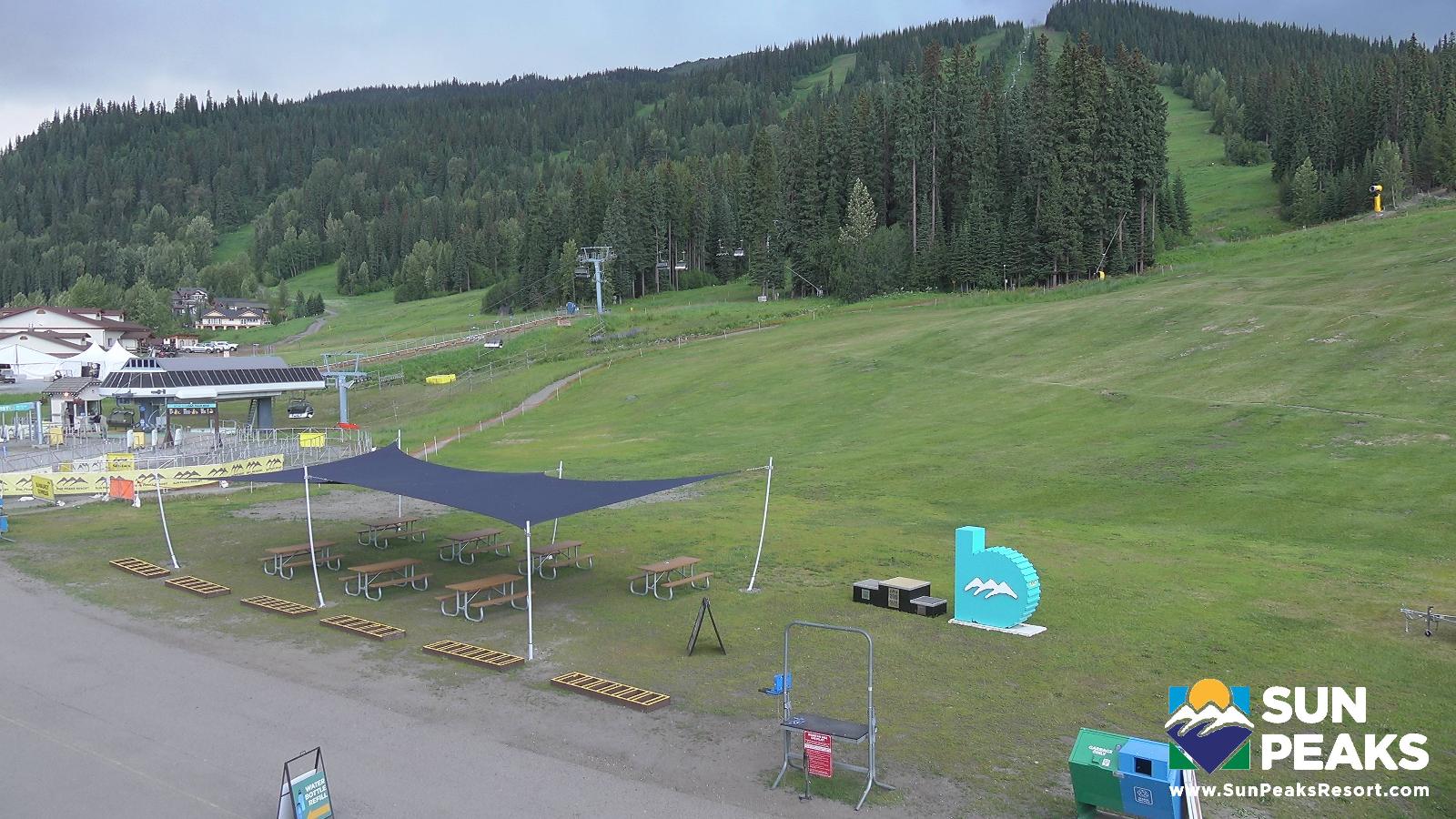 Webcam Sun Peaks: Village Day Lodge Slopeside