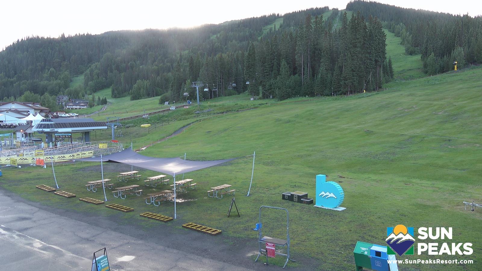 Webcam Sun Peaks: Village Day Lodge Slopeside