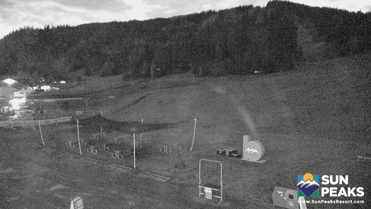 Webcam Sun Peaks: Village Day Lodge Slopeside