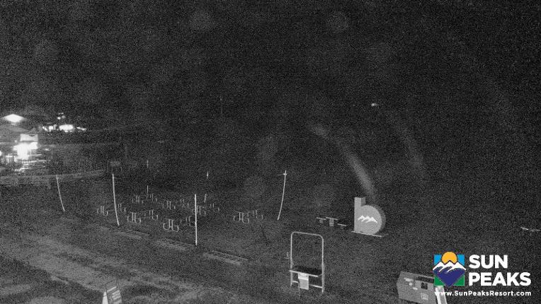 Webcam Sun Peaks: Village Day Lodge Slopeside