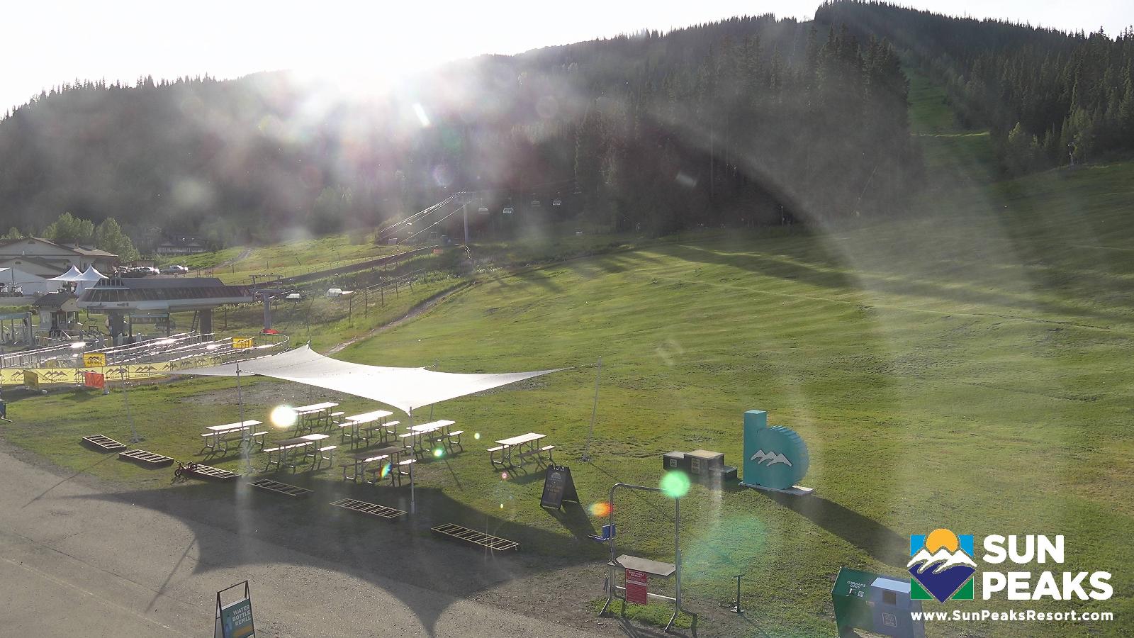 Webcam Sun Peaks: Village Day Lodge Slopeside