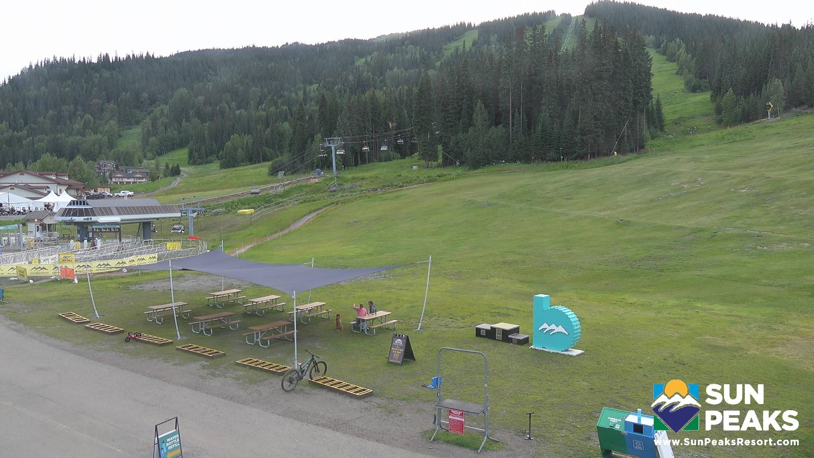 Webcam Sun Peaks: Village Day Lodge Slopeside