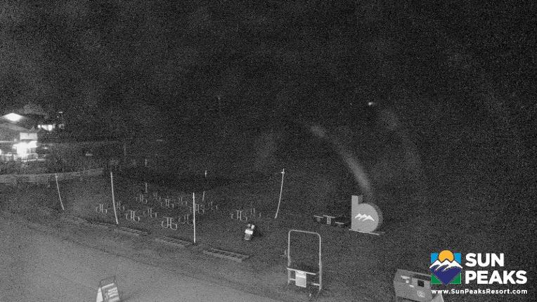 Webcam Sun Peaks: Village Day Lodge Slopeside
