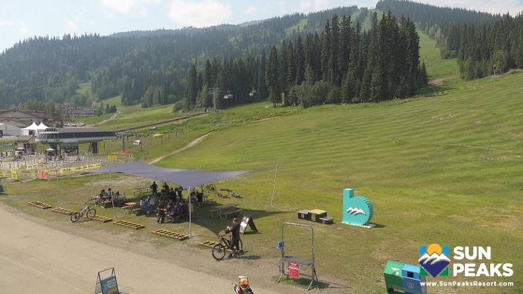 Webcam Sun Peaks: Village Day Lodge Slopeside