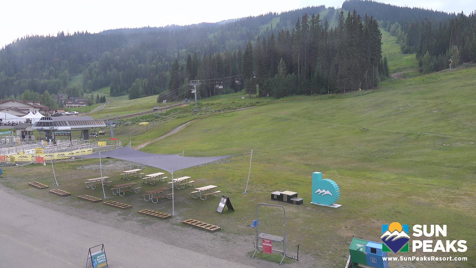 Webcam Sun Peaks: Village Day Lodge Slopeside