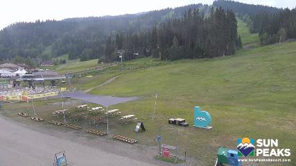 Sun Peaks: Village Day Lodge Slopeside (sunpeaksresort.com)