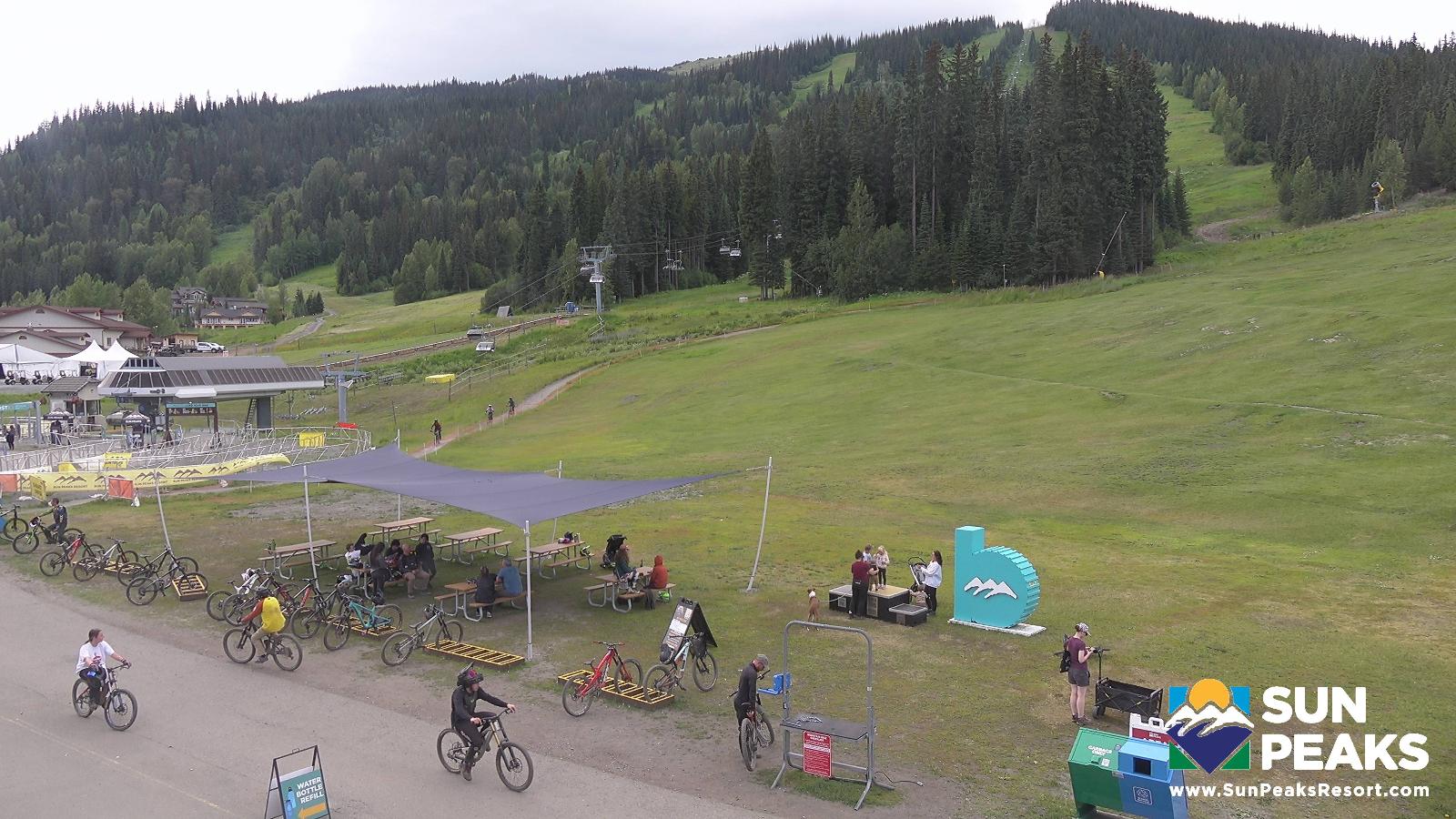 Webcam Sun Peaks: Village Day Lodge Slopeside