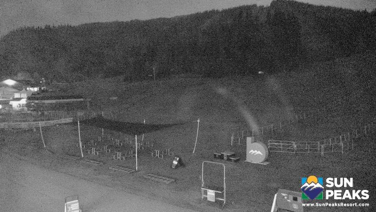Webcam Sun Peaks: Village Day Lodge Slopeside