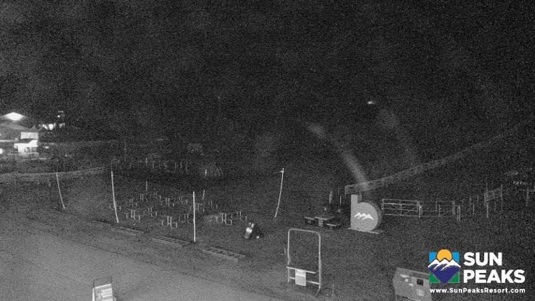 Webcam Sun Peaks: Village Day Lodge Slopeside