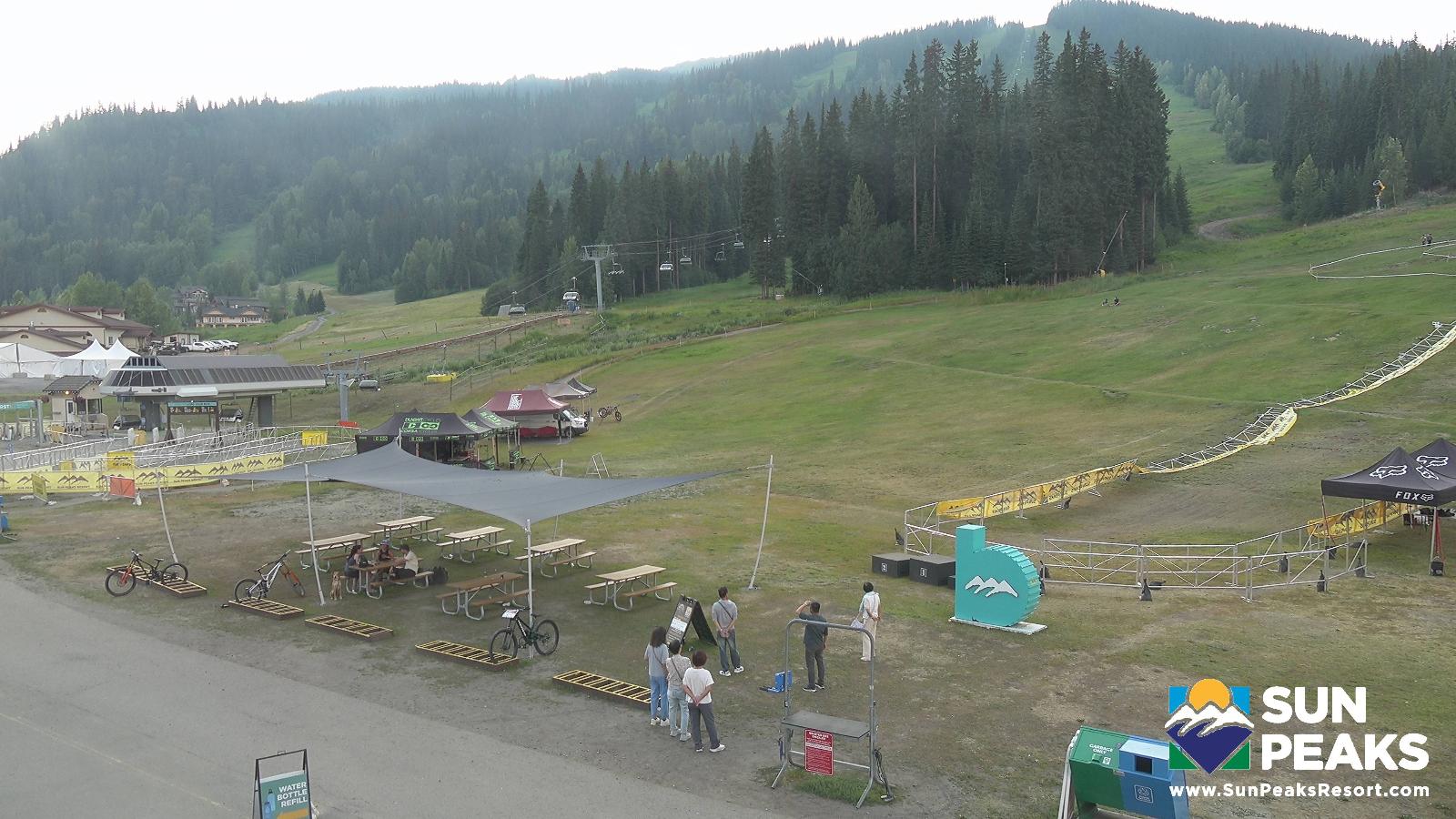 Webcam Sun Peaks: Village Day Lodge Slopeside