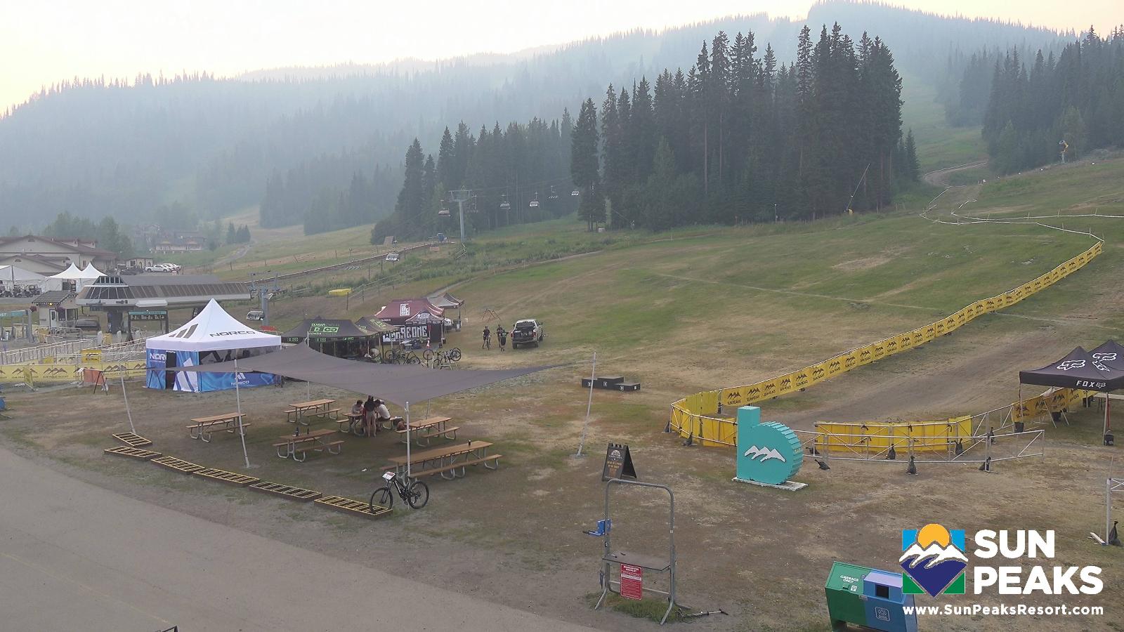 Webcam Sun Peaks: Village Day Lodge Slopeside