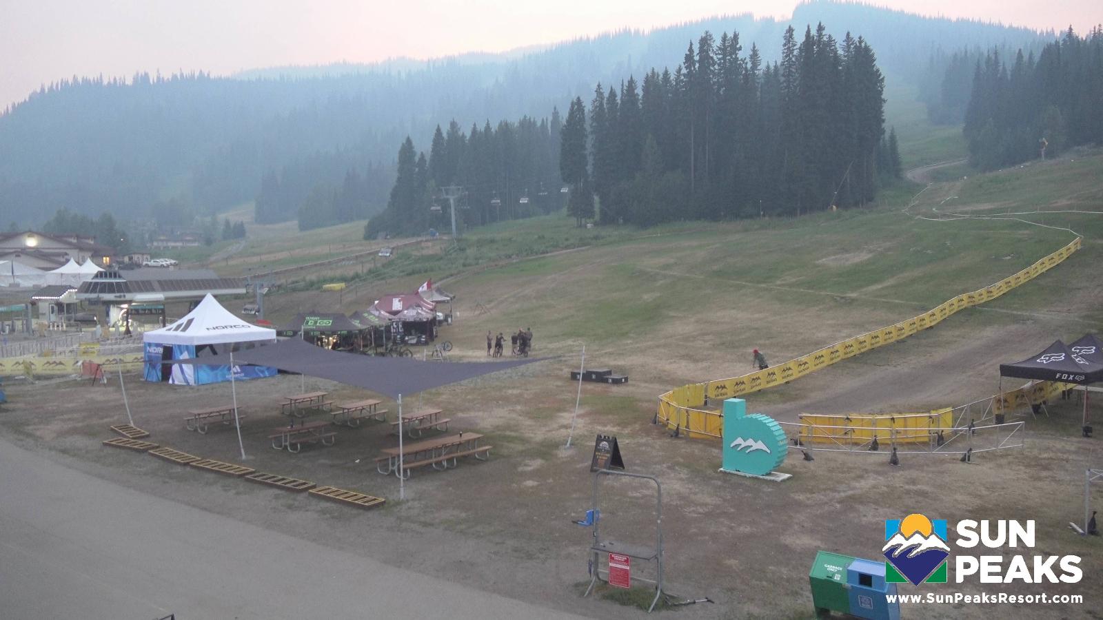 Webcam Sun Peaks: Village Day Lodge Slopeside