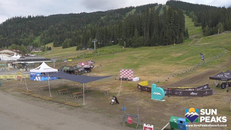 Webcam Sun Peaks: Village Day Lodge Slopeside