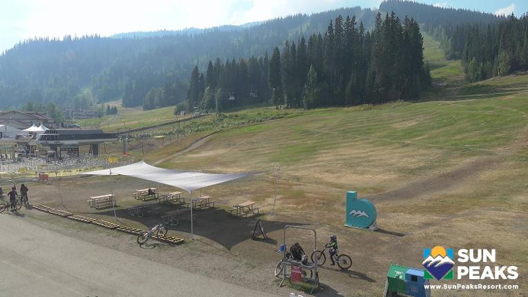 Webcam Sun Peaks: Village Day Lodge Slopeside