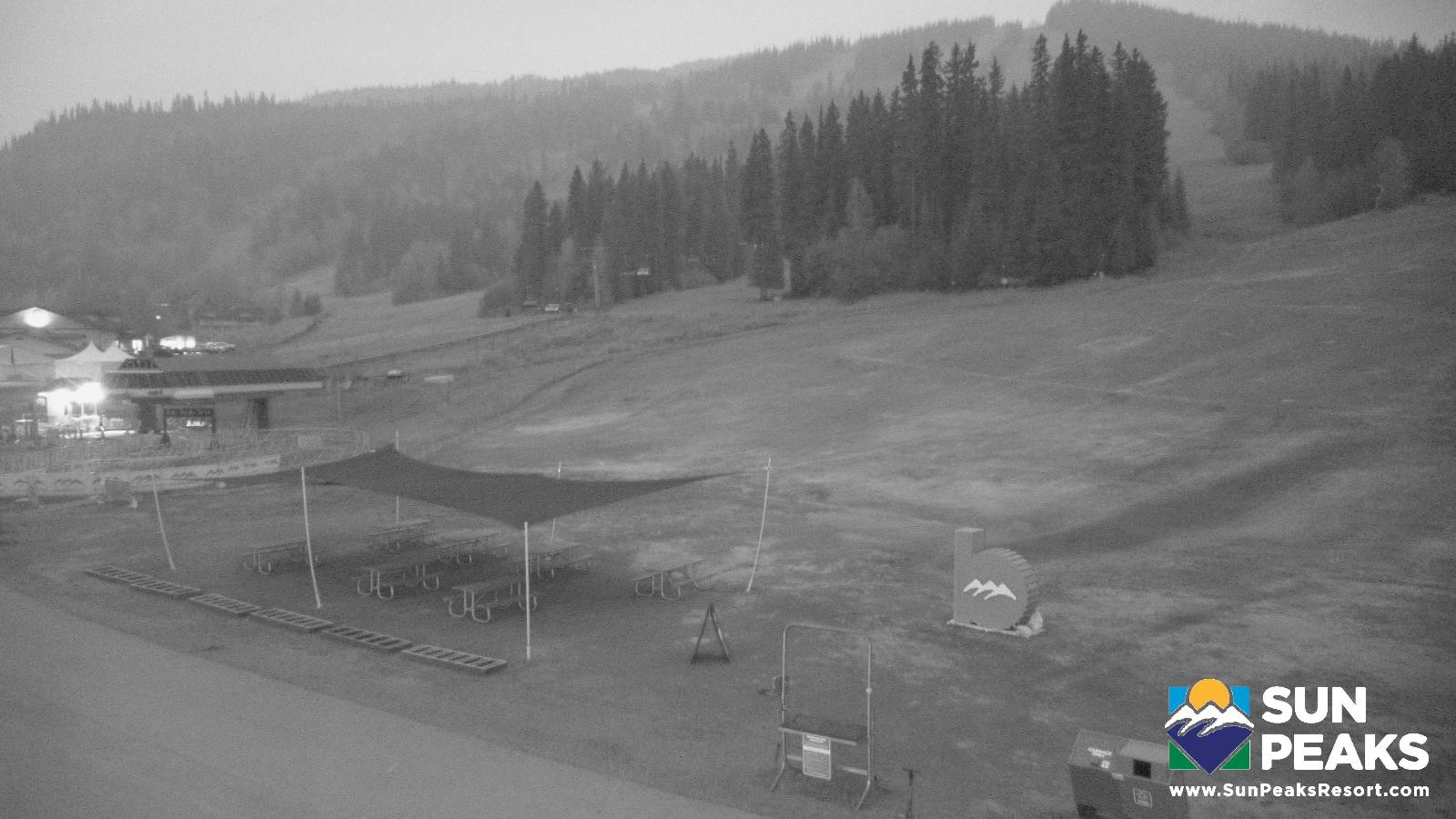 Webcam Sun Peaks: Village Day Lodge Slopeside