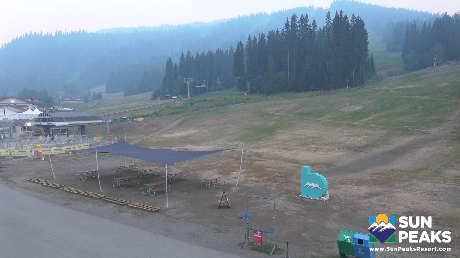 Webcam Sun Peaks: Village Day Lodge Slopeside