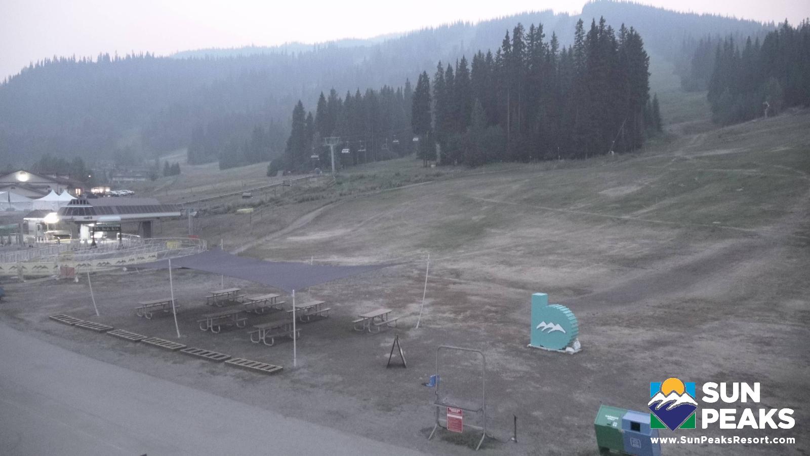 Webcam Sun Peaks: Village Day Lodge Slopeside