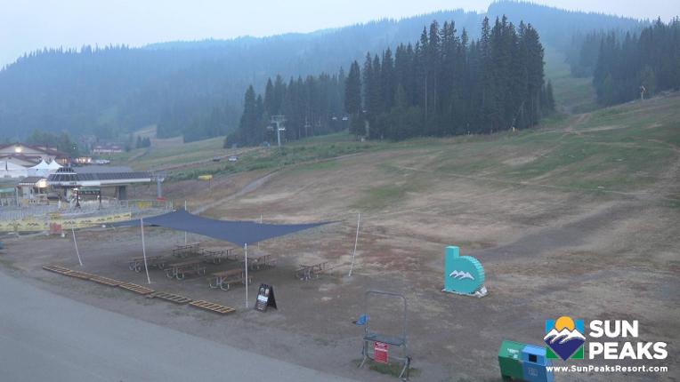 Webcam Sun Peaks: Village Day Lodge Slopeside