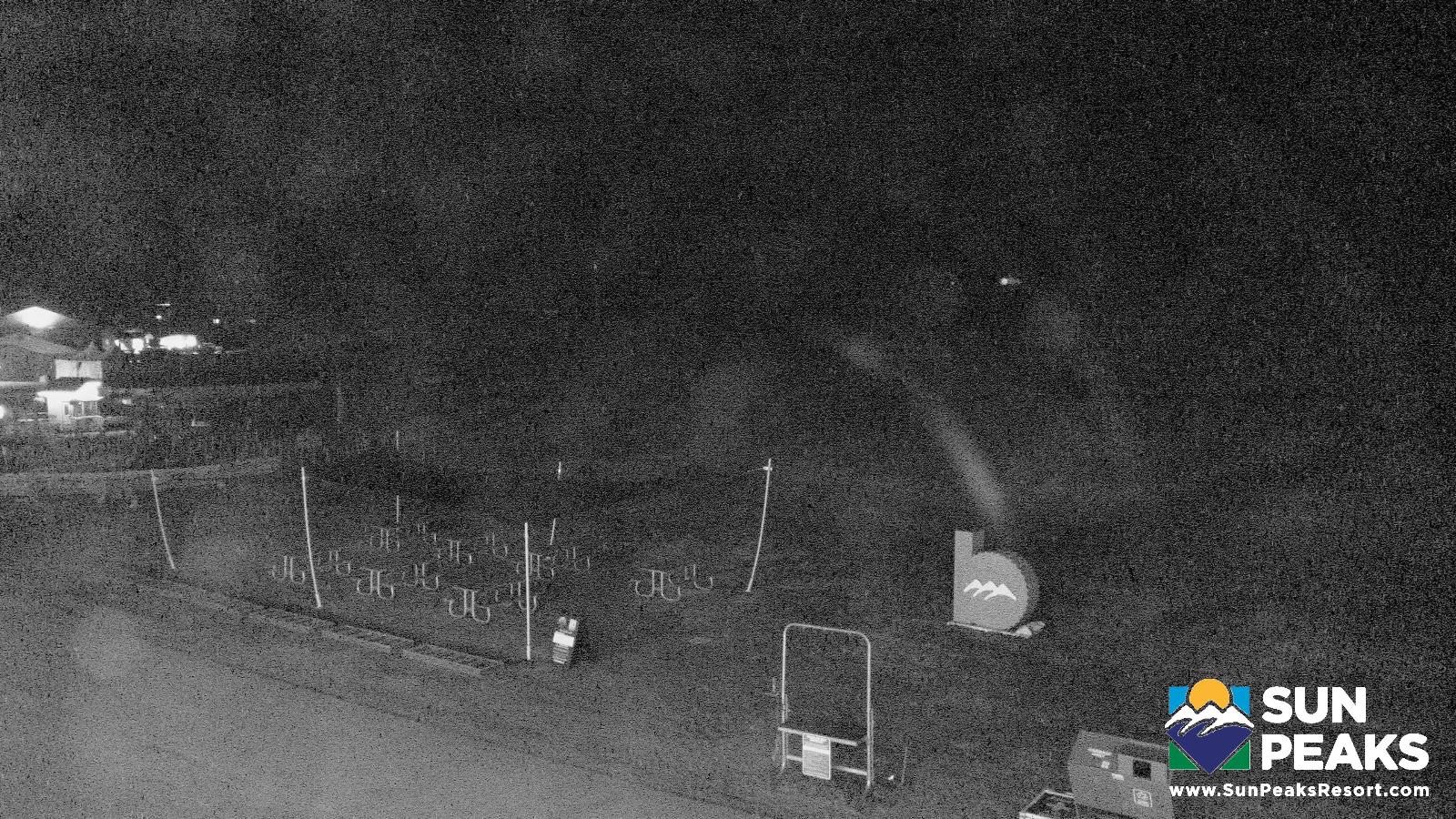 Webcam Sun Peaks: Village Day Lodge Slopeside
