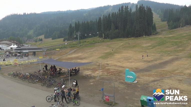 Webcam Sun Peaks: Village Day Lodge Slopeside