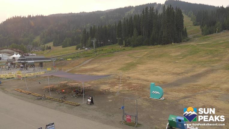 Webcam Sun Peaks: Village Day Lodge Slopeside