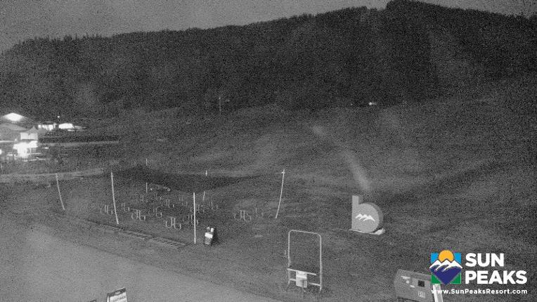 Webcam Sun Peaks: Village Day Lodge Slopeside