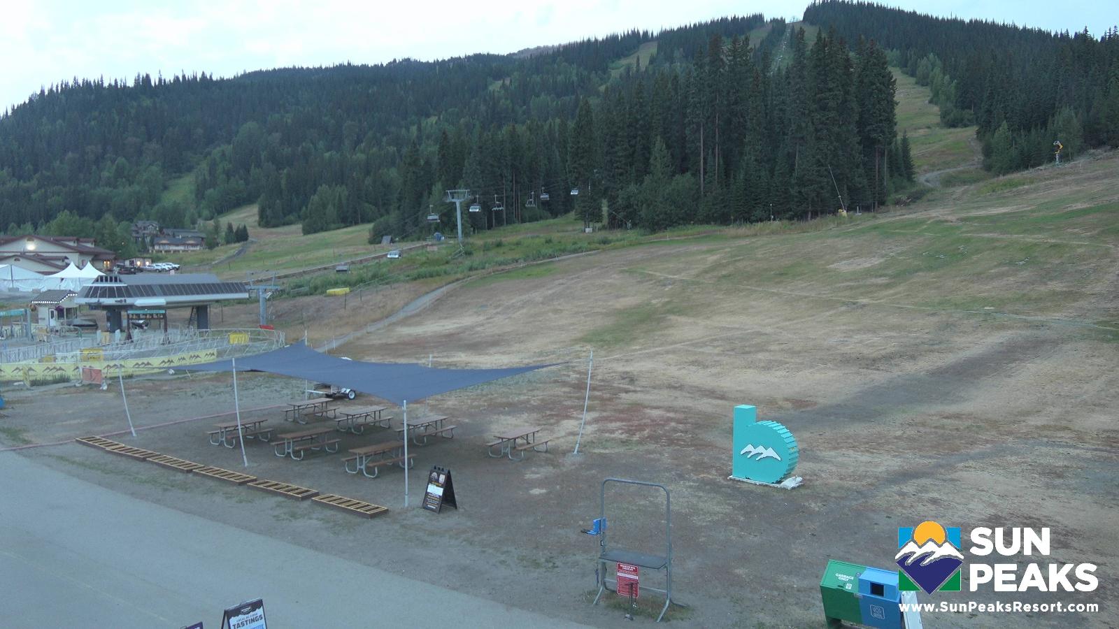 Webcam Sun Peaks: Village Day Lodge Slopeside