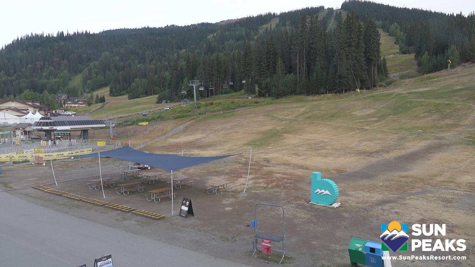 Webcam Sun Peaks: Village Day Lodge Slopeside