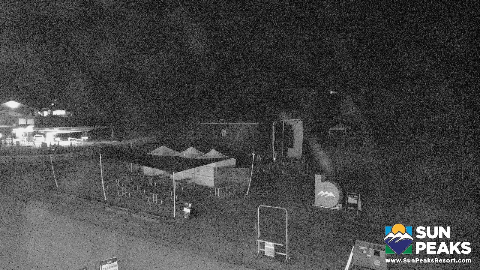 Webcam Sun Peaks: Village Day Lodge Slopeside