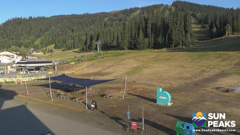Webcam Sun Peaks: Village Day Lodge Slopeside